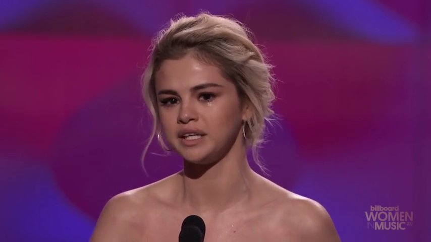 Selena_Gomez_Tearfully_Accepts_Woman_of_the_Year_Award_at_Billboard_s_Women_in_Music_2017_-_YouTube_28480p29_mp40177.png