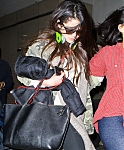 Selena_Gomez_arriving_at_LAX_Airport_010513_26.jpg