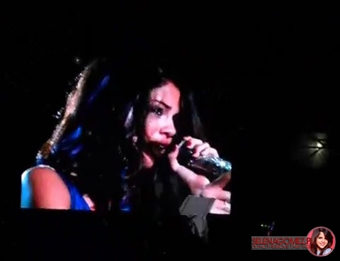 Selena_Gomez_crying_in_Buenos_Aires_flv0021_28Kopiowanie29.jpg