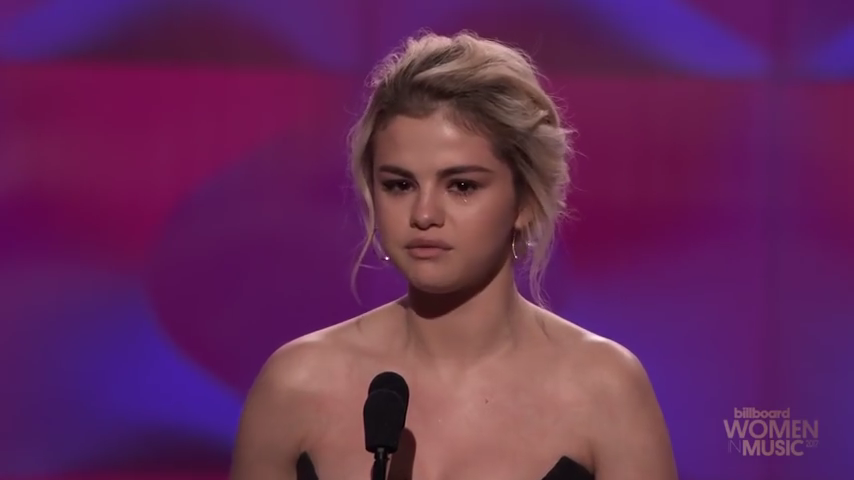 Selena_Gomez_Tearfully_Accepts_Woman_of_the_Year_Award_at_Billboard_s_Women_in_Music_2017_-_YouTube_28480p29_mp40084.png