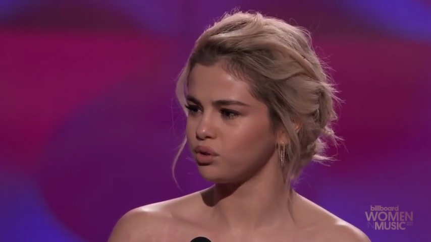 Selena_Gomez_Tearfully_Accepts_Woman_of_the_Year_Award_at_Billboard_s_Women_in_Music_2017_-_YouTube_28480p29_mp40192.png