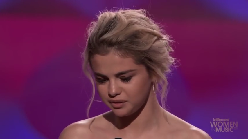 Selena_Gomez_Tearfully_Accepts_Woman_of_the_Year_Award_at_Billboard_s_Women_in_Music_2017_-_YouTube_28480p29_mp40195.png