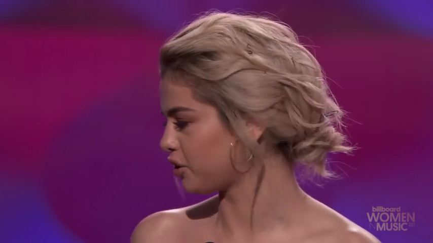 Selena_Gomez_Tearfully_Accepts_Woman_of_the_Year_Award_at_Billboard_s_Women_in_Music_2017_-_YouTube_28480p29_mp40198.png