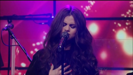 Selena_Gomez_Slow_Down_Live_with_Kelly_and_Michael_056.jpg