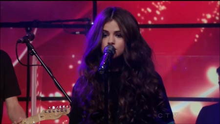 Selena_Gomez_Slow_Down_Live_with_Kelly_and_Michael_068.jpg
