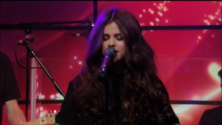 Selena_Gomez_Slow_Down_Live_with_Kelly_and_Michael_069.jpg