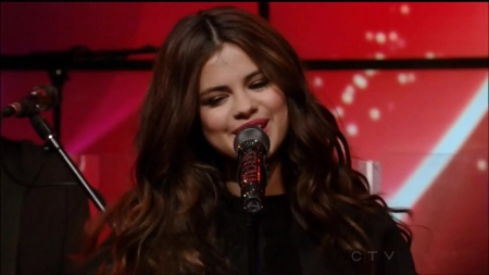 Selena_Gomez_Slow_Down_Live_with_Kelly_and_Michael_310.jpg