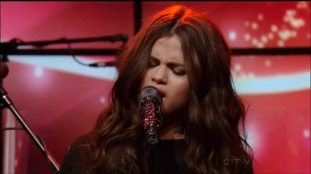 Selena_Gomez_Slow_Down_Live_with_Kelly_and_Michael_346.jpg
