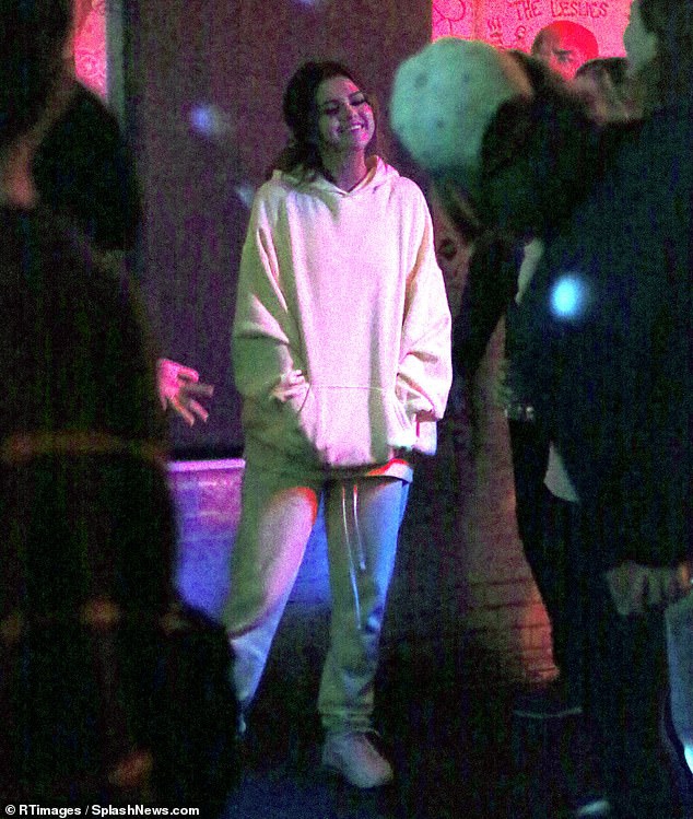 20329248-7626291-Girl_s_night_Selena_Gomez_was_spotted_at_the_dive_bar_Alphaville-a-71_1572364324831.jpg