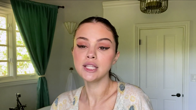 Selena_Gomez_s_Guide_to_the_Perfect_Cat_Eye___Beauty_Secrets___Vogue_-_YouTube_281080p29_mp40434.png