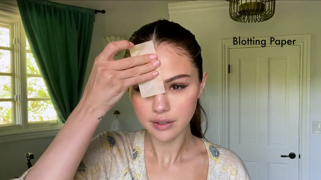 Selena_Gomez_s_Guide_to_the_Perfect_Cat_Eye___Beauty_Secrets___Vogue_-_YouTube_281080p29_mp40453.png