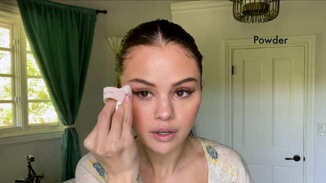 Selena_Gomez_s_Guide_to_the_Perfect_Cat_Eye___Beauty_Secrets___Vogue_-_YouTube_281080p29_mp40461.png