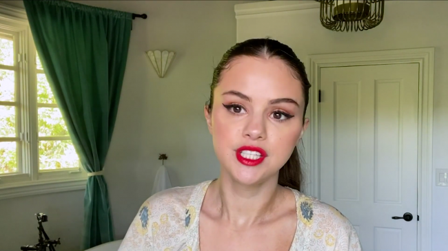 Selena_Gomez_s_Guide_to_the_Perfect_Cat_Eye___Beauty_Secrets___Vogue_-_YouTube_281080p29_mp40516.png