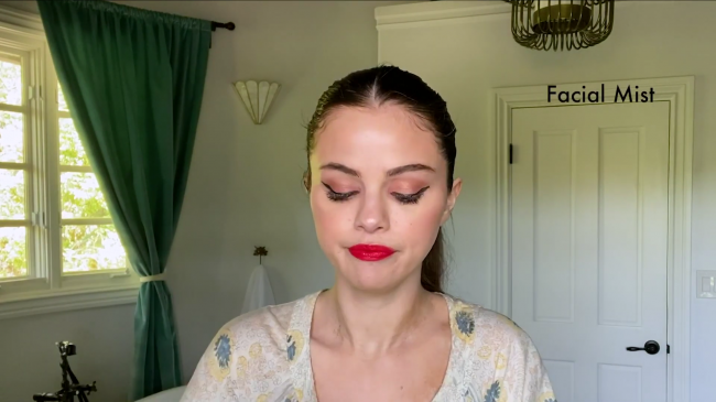 Selena_Gomez_s_Guide_to_the_Perfect_Cat_Eye___Beauty_Secrets___Vogue_-_YouTube_281080p29_mp40518.png