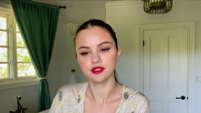 Selena_Gomez_s_Guide_to_the_Perfect_Cat_Eye___Beauty_Secrets___Vogue_-_YouTube_281080p29_mp40525.png