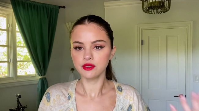 Selena_Gomez_s_Guide_to_the_Perfect_Cat_Eye___Beauty_Secrets___Vogue_-_YouTube_281080p29_mp40535.png