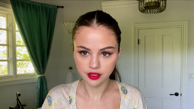 Selena_Gomez_s_Guide_to_the_Perfect_Cat_Eye___Beauty_Secrets___Vogue_-_YouTube_281080p29_mp40538.png