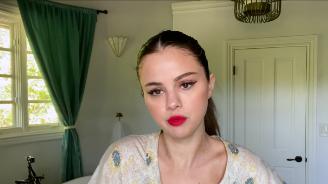 Selena_Gomez_s_Guide_to_the_Perfect_Cat_Eye___Beauty_Secrets___Vogue_-_YouTube_281080p29_mp40547.png