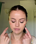 Selena_Gomez_s_Guide_to_the_Perfect_Cat_Eye___Beauty_Secrets___Vogue_-_YouTube_281080p29_mp40195.png