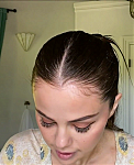 Selena_Gomez_s_Guide_to_the_Perfect_Cat_Eye___Beauty_Secrets___Vogue_-_YouTube_281080p29_mp40435.png