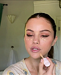 Selena_Gomez_s_Guide_to_the_Perfect_Cat_Eye___Beauty_Secrets___Vogue_-_YouTube_281080p29_mp40442.png