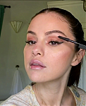 Selena_Gomez_s_Guide_to_the_Perfect_Cat_Eye___Beauty_Secrets___Vogue_-_YouTube_281080p29_mp40481.png