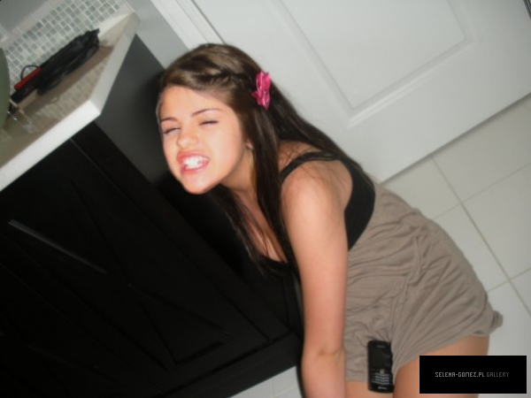 selena_gomez_selena_gomez_looking_drunk_on_the_floor_in_dress_AoehH2H_sized.png
