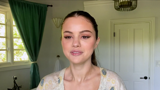 Selena_Gomez_s_Guide_to_the_Perfect_Cat_Eye___Beauty_Secrets___Vogue_-_YouTube_281080p29_mp40432.png