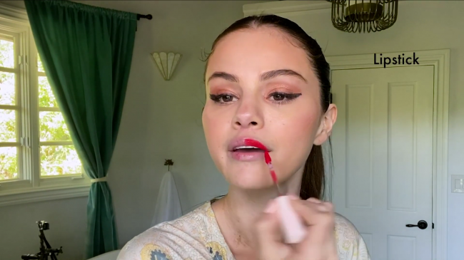Selena_Gomez_s_Guide_to_the_Perfect_Cat_Eye___Beauty_Secrets___Vogue_-_YouTube_281080p29_mp40499.png