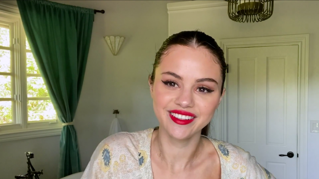Selena_Gomez_s_Guide_to_the_Perfect_Cat_Eye___Beauty_Secrets___Vogue_-_YouTube_281080p29_mp40542.png