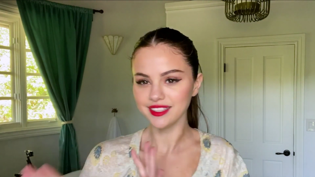 Selena_Gomez_s_Guide_to_the_Perfect_Cat_Eye___Beauty_Secrets___Vogue_-_YouTube_281080p29_mp40555.png